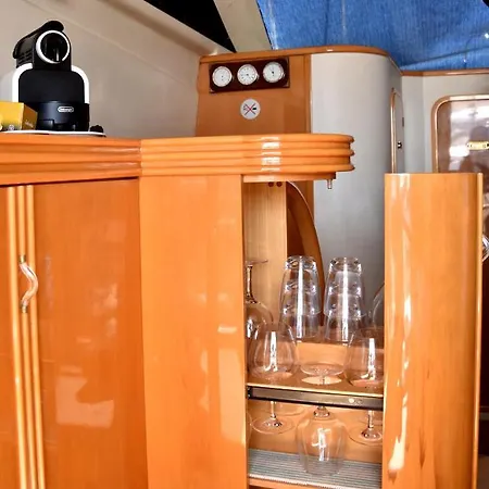 Luxury Yacht Kamikara 船屋