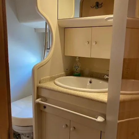 Luxury Yacht Kamikara 船屋