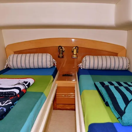 Luxury Yacht Kamikara Båthotell