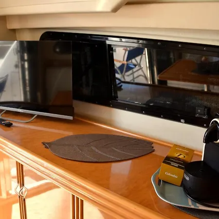 Luxury Yacht Kamikara Båthotell