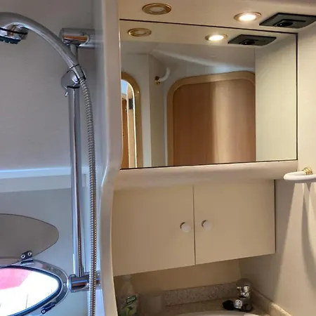 Luxury Yacht Kamikara Båthotell
