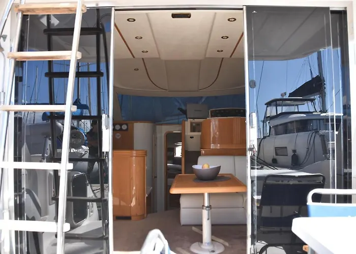 Luxury Yacht Kamikara Πλωτό κατάλυμα *